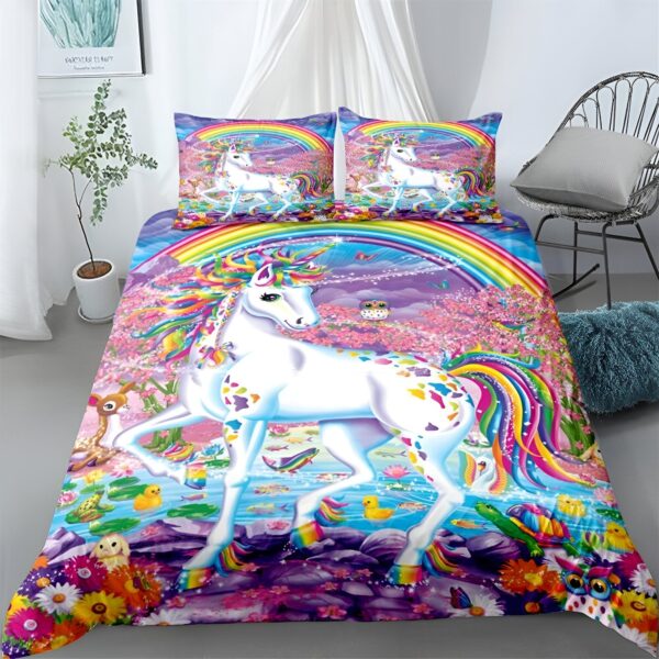 housse-de-couette-licorne-paradis-enfant-1a.jpg Une licorne blanche avec une crinière et une queue arc-en-ciel se tient dans un pré fleuri. Il y a un arc-en-ciel au-dessus de la licorne et des animaux de la forêt tout autour. La licorne est entourée de fleurs et de papillons.