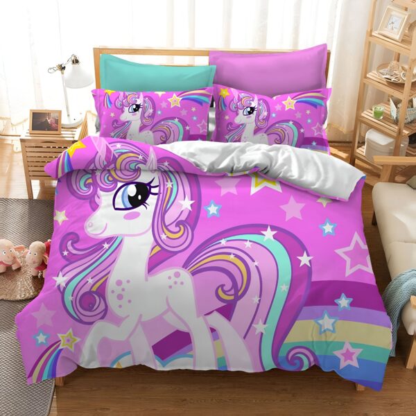 housse-de-couette-licorne-petite-fille-1a.jpg Une couette rose avec une licorne blanche et violette. La licorne a une crinière et une queue arc-en-ciel. Il y a des étoiles et des arcs-en-ciel sur la couette.