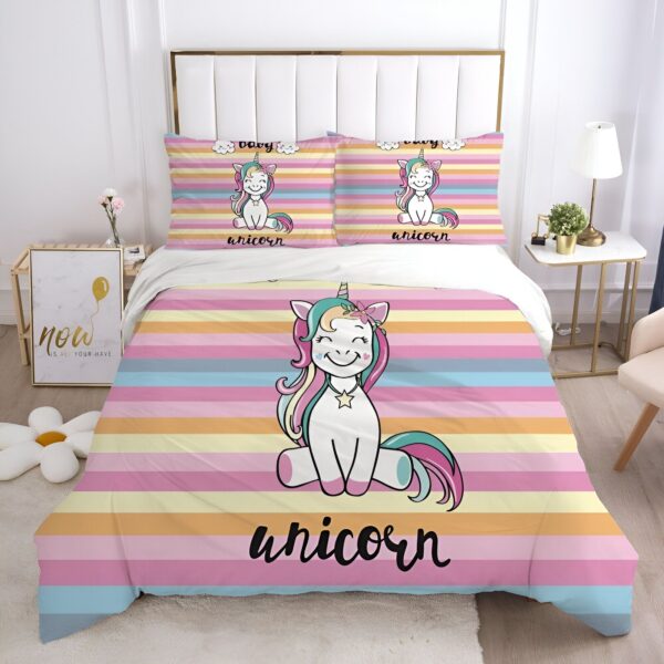 housse-de-couette-licorne-rayee-multicolore-1a.jpg Une image d'une licorne blanche avec une crinière et une queue arc-en-ciel, assise sur un lit avec des draps à rayures roses et blanches. La licorne a une étoile sur le front et une fleur dans les cheveux. Il y a deux oreillers sur le lit, un avec le texte "baby unicorn" et l'autre avec le texte "cute unicorn".