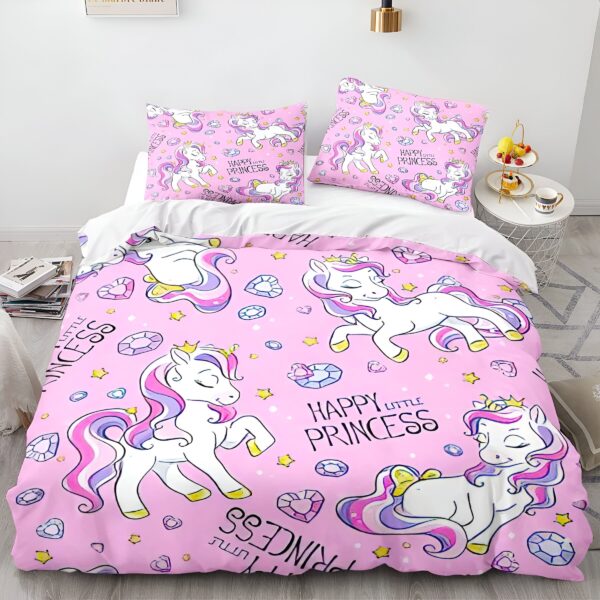 housse-de-couette-licorne-rose-1a.jpg Une image d'une parure de lit licorne rose avec des étoiles et des diamants. La parure de lit est composée d'une housse de couette et de deux taies d'oreiller. La housse de couette est imprimée d'un motif de licornes blanches et roses sur un fond rose. Les taies d'oreiller sont imprimées du même motif. La parure de lit est fabriquée en microfibre de polyester, ce qui la rend douce et confortable.