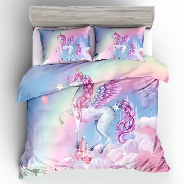 housse-de-couette-licorne-royaume-des-licornes-1a.jpg Une licorne ailée blanche avec une crinière et une queue roses se tient debout sur un nuage devant un château. Il y a des étoiles et des arcs-en-ciel dans le ciel. La licorne est entourée de nuages roses et bleus.