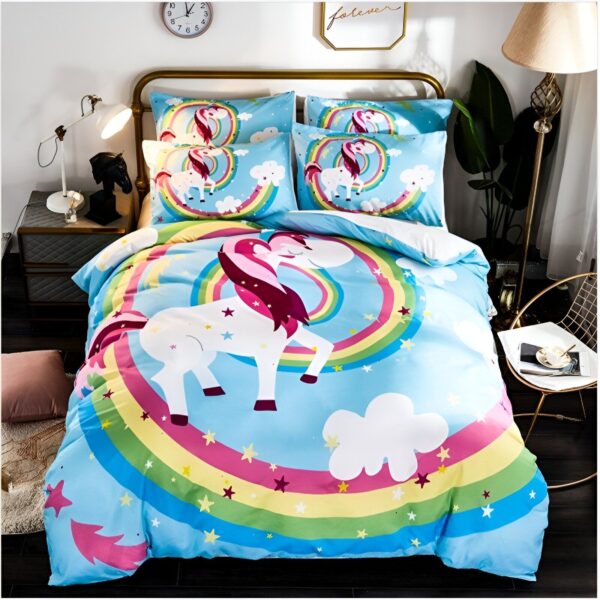 housse-de-couette-licorne-tourbillon-arc-en-ciel-1a.jpg Une chambre à coucher avec une literie colorée. Il y a un lit avec une couette et des oreillers. La couette est bleue avec des licornes et des arcs-en-ciel. Les oreillers sont blancs avec des étoiles et des lunes. Il y a aussi un tapis sur le sol et des rideaux aux fenêtres.