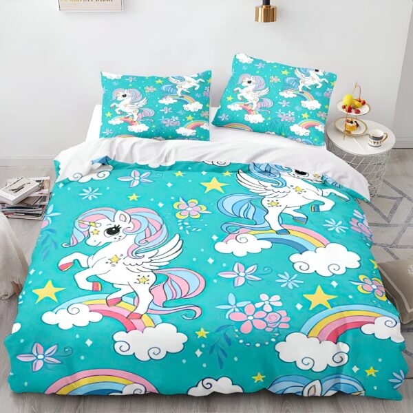 housse-de-couette-licorne-turquoise-1a.jpg Une couette imprimée de licornes et d'arcs-en-ciel sur un lit.