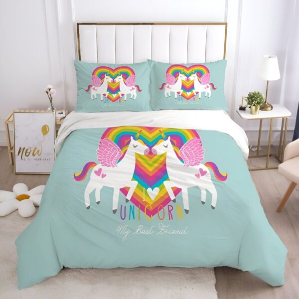 housse-de-couette-licorne-unicorn-couple-1a.jpg Une chambre à coucher avec une couette imprimée de deux licornes ailées se faisant face devant un arc-en-ciel en forme de cœur. Le texte "I love Unicorn, My best friend" est écrit en dessous.