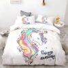 housse-de-couette-licorne-unicorns-are-awesome-1a.jpg Une couette blanche avec une taie d'oreiller assortie. La couette présente un motif de licorne avec une crinière arc-en-ciel et des étoiles. La taie d'oreiller assortie présente le même motif de licorne.