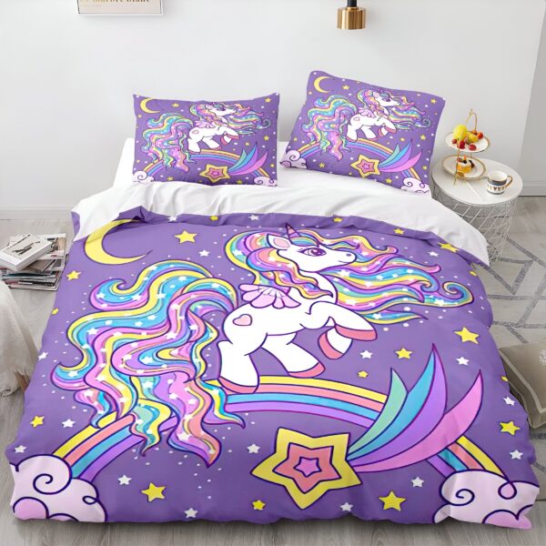 housse-de-couette-licorne-violet-1a.jpg Une chambre à coucher avec une licorne. La licorne est blanche avec une crinière et une queue arc-en-ciel. Elle est debout sur un arc-en-ciel et il y a des étoiles et des lunes autour d'elle. La chambre est décorée dans des tons de violet et de rose.