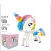 Licorne blanche en briques de construction avec une corne et une crinière colorées. Jeu de construction pour enfants à partir de 6 ans. Boîte du jeu rose et bleue à gauche de l'image., 45501257318655 | Licorne Shop