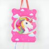 jeu-pinata-licorne-a-cordes-pour-anniversaire-1a.jpg Sac à friandises rose avec un motif de licorne à crinière arc-en-ciel, des étoiles et des nuages. Idéal pour une fête d'anniversaire sur le thème de la magie et des créatures fantastiques., 45502406066431 | Licorne Shop