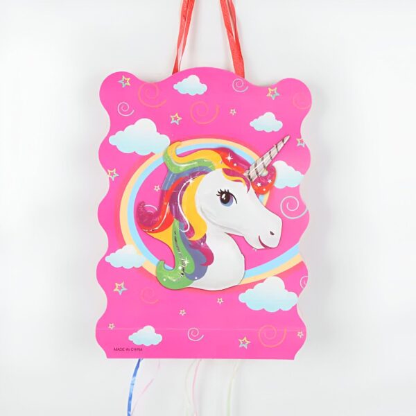 jeu-pinata-licorne-a-cordes-pour-anniversaire-1a.jpg Sac à friandises rose avec un motif de licorne à crinière arc-en-ciel, des étoiles et des nuages. Idéal pour une fête d'anniversaire sur le thème de la magie et des créatures fantastiques., 45502406066431 | Licorne Shop