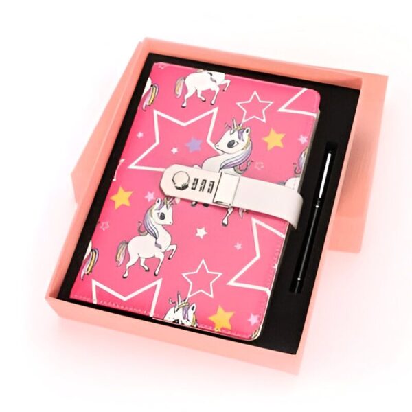 journal-intime-licorne-avec-cadenas-a-code-1a.jpg Carnet rose à motifs licornes et étoiles dans une boîte cadeau, avec un fermoir à code et un stylo noir. Ensemble pour fille, papeterie enfant., 45501156294911 | Licorne Shop