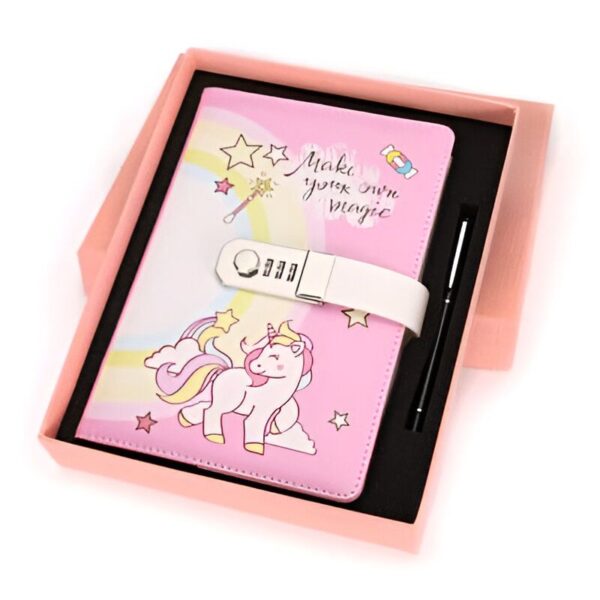 journal-intime-licorne-avec-serrure-et-cle-1a_c06d4685-ef8a-4158-8c98-f9606bafc127.jpg Boîte cadeau avec un carnet rose et blanc à motifs licorne, avec un fermoir à code et un stylo noir. Message "Make your own magic" et décorations étoiles et bonbon., 45501205446911 | Licorne Shop