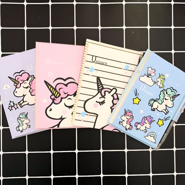 journal-intime-licorne-pour-enfant-1a.jpg Quatre petits carnets avec des couvertures à motifs licorne de différentes couleurs (violet, rose, beige et bleu) sont disposés sur un fond à carreaux noirs et blancs. Un stylo est visible à côté du carnet bleu., 45501153083647 | Licorne Shop