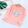 la-chemise-licorne-rose-a-sequins-1a.jpg T-shirt rose à manches longues pour enfant avec motif de chat pailleté en forme de cœur sur un cintre., 45502314479871,45502314512639,45502314545407,45502314578175,45502314610943,45502314643711,45502314676479,45502314709247 | Licorne Shop