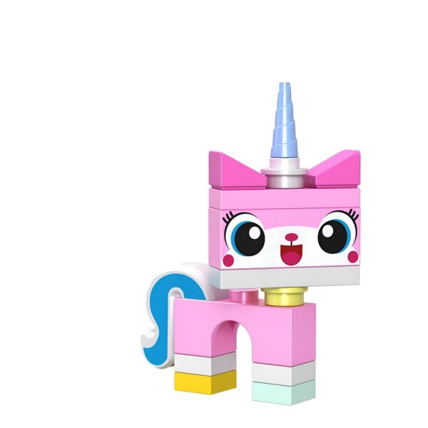 la-figurine-lego-du-chat-licorne-du-film-1a.jpg Image d'Unikitty, personnage Lego rose avec une corne bleue et une queue en forme de S. Jouet en blocs colorés sur fond blanc., 45501255713023 | Licorne Shop