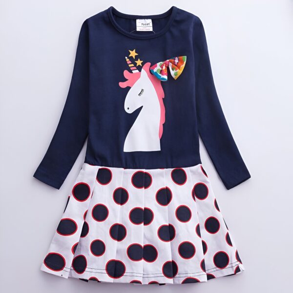 la-robe-licorne-jilly-pailletee-pour-fille-1a.jpg Robe enfant bleu marine à manches longues avec imprimé licorne et jupe plissée à pois. Vêtement mignon pour fille avec motif fantaisie., 45501379150079,45501379182847,45501379215615,45501379248383,45501379281151,45501379313919,45501379346687,45501379379455 | Licorne Shop