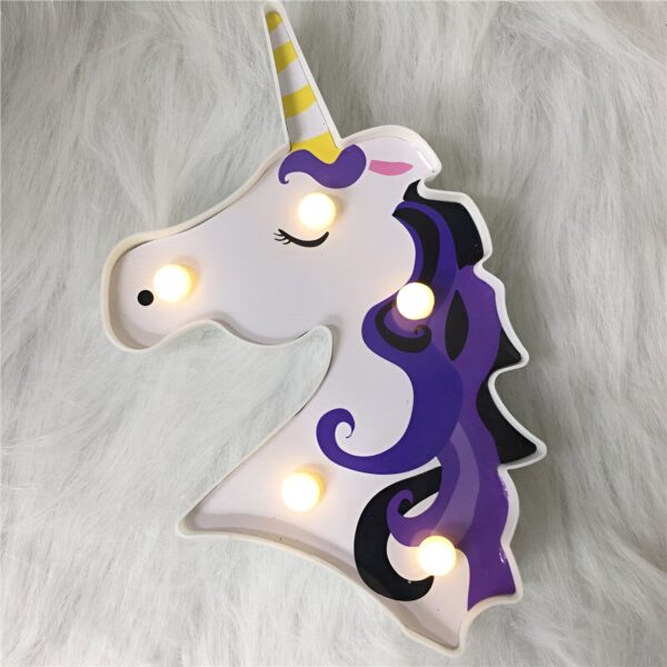 Lampe décorative en forme de tête de licorne blanche avec crinière violette et corne jaune rayée. Des lumières LED illuminent son contour, créant une ambiance féérique et chaleureuse. Objet de décoration idéal pour chambre d'enfant., 45501047079167 | Licorne Shop