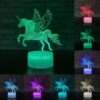Une image d'une licorne ailée avec une crinière et une queue arc-en-ciel. La licorne est debout sur un socle noir. La licorne est éclairée par une lumière LED qui change de couleur.