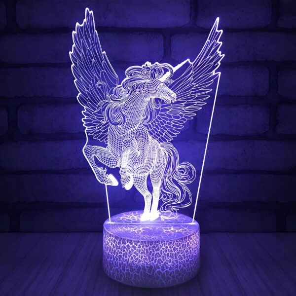 Lampe LED représentant un magnifique pégase licorne éclairé. La lumière met en valeur les détails complexes du cheval ailé sur un socle décoratif. Éclairage d'ambiance féérique, idéal pour une chambre d'enfant ou un cadeau original., 45501069426943 | Licorne Shop