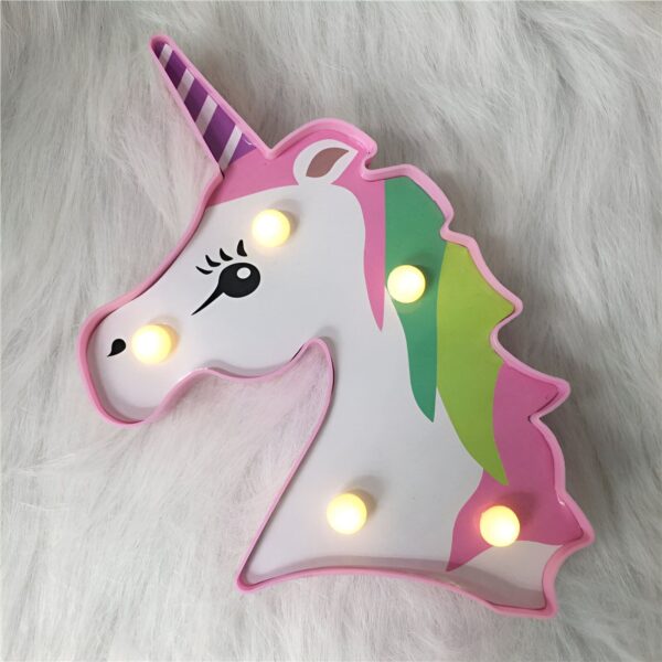 Lampe décorative en forme de tête de licorne, rose et blanche, avec une crinière multicolore (vert, rose), une corne rayée (rose et violette) et plusieurs petites lumières allumées., 45501071884543 | Licorne Shop