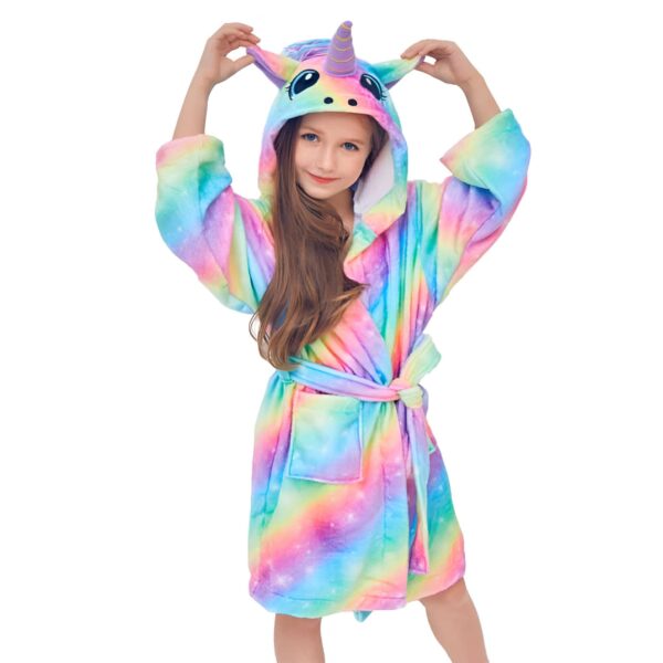 le-peignoir-licorne-arc-en-ciel-pour-enfant-canada-1a.jpg Une jeune fille portant un peignoir licorne aux couleurs de l'arc-en-ciel. Le peignoir a une capuche avec une corne de licorne et des oreilles. Elle lève les bras et sourit., 45502041293055,45502041325823,45502041358591,45502041391359,45502041424127,45502041456895,45502041489663,45502041522431 | Licorne Shop