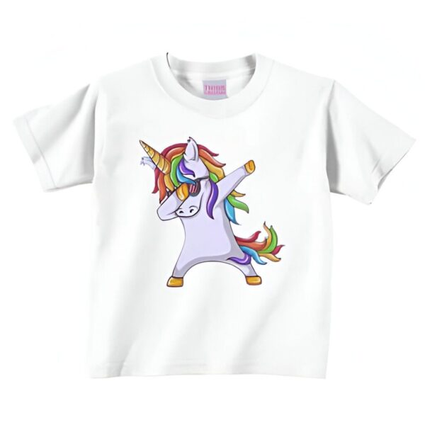 le-t-shirt-licorne-dabbing-original-1a.jpg T-shirt blanc avec un dessin d'une licorne faisant un dab. La licorne a une crinière multicolore, une corne dorée, des lunettes de soleil et un sourire. Vêtement mignon et tendance pour les enfants., 45502325489919,45502325522687,45502325555455,45502325588223,45502325620991,45502325653759,45502325686527,45502325719295 | Licorne Shop