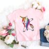 T-shirt rose pour enfant avec un motif de licorne arc-en-ciel faisant un "dab". Des fleurs roses et blanches, un jean retroussé et des chaussures dorées complètent la scène sur une couverture en fausse fourrure blanche., 45502325227775,45502325260543,45502325293311,45502325326079,45502325358847,45502325391615,45502325424383,45502325457151 | Licorne Shop
