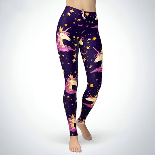 leggings-avec-imprime-licorne-etoilee-1a.jpg Legging violet foncé avec motifs d'unicorne couronnée et étoiles dorées. Vêtement de sport ou de loisirs tendance et confortable. Idéal pour un look décontracté et original., 45502371954943,45502371987711,45502372020479,45502372053247,45502372086015,45502372118783,45502372151551,45502372184319 | Licorne Shop