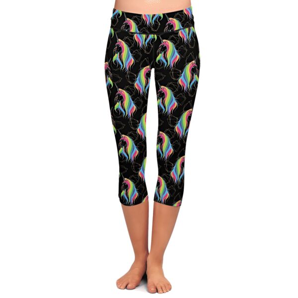 leggings-de-sport-amusants-motif-licorne-1a.jpg Legging capri noir avec un motif d'unicorne arc-en-ciel sur les jambes d'une femme., 45502380605695,45502380638463,45502380671231,45502380703999,45502380736767,45502380769535,45502380802303,45502380835071 | Licorne Shop