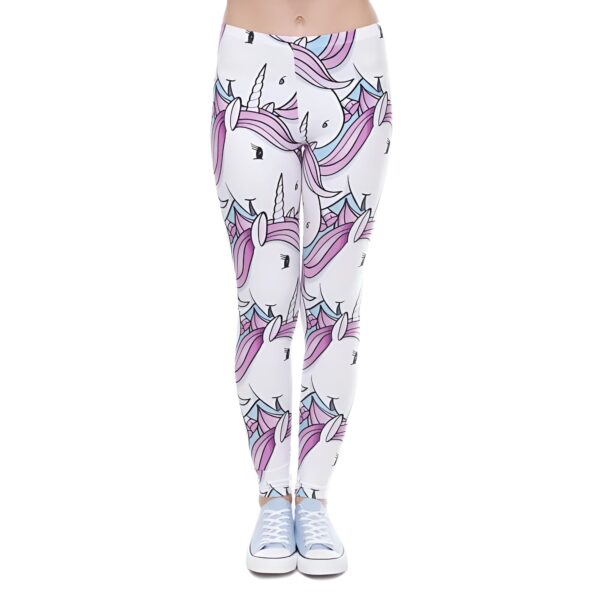 leggings-imprime-licorne-pour-femme-1a.jpg Legging blanc avec un motif de licornes roses et bleues. La personne porte des baskets bleues claires. Vêtement tendance et fantaisiste, idéal pour un look décontracté et amusant., 45502378967295,45502379000063,45502379032831,45502379065599,45502379098367,45502379131135,45502379163903,45502379196671 | Licorne Shop
