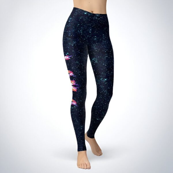 leggings-imprime-licorne-tiki-1a.jpg Legging imprimé galaxie porté par une femme. Le legging est bleu foncé avec des motifs d'étoiles et des dessins de personnages de dessins animés sur la jambe gauche., 45502372610303,45502372643071,45502372675839,45502372708607,45502372741375,45502372774143,45502372806911,45502372839679 | Licorne Shop