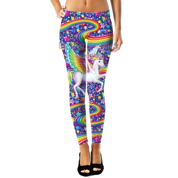 leggings-licorne-arc-en-ciel-lisa-confortables-1a.jpg Femme portant un legging imprimé avec un motif de licorne ailée blanche, des étoiles multicolores et un arc-en-ciel sinueux sur un fond violet. Elle porte des chaussures à talons noires., 45502381523199,45502381555967,45502381588735,45502381621503,45502381654271,45502381687039,45502381719807,45502381752575 | Licorne Shop
