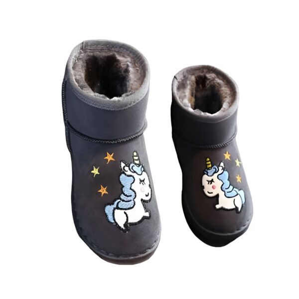 les-bottes-licorne-pour-enfant-fourrees-en-laine-1a.jpg Paire de bottes d'hiver grises pour enfants avec motif brodé de licorne et étoiles, doublure chaude et confortable., 45501220028671,45501220061439,45501220094207,45501220126975,45501220159743,45501220192511,45501220225279,45501220258047,45501220290815 | Licorne Shop