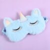 masque-de-nuit-licorne-pour-petite-fille-confortable-1a.jpg Masque de sommeil en fausse fourrure bleu clair en forme de licorne avec une corne brillante et des yeux brodés sur un fond violet. Accessoire de nuit doux et amusant pour un sommeil réparateur., 45501059924223 | Licorne Shop