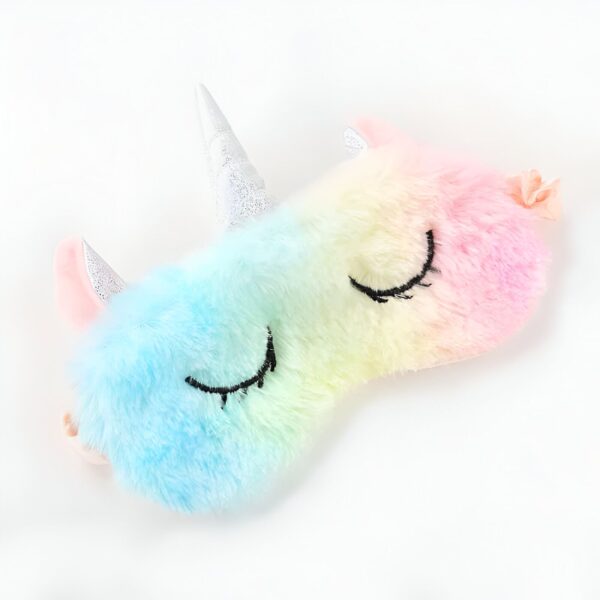 masque-de-sommeil-doux-licorne-arc-en-ciel-1a.jpg Masque de sommeil licorne coloré en peluche avec des cils noirs brodés et une corne argentée. Accessoire de nuit confortable pour un sommeil paisible et stylé., 45501053501695 | Licorne Shop