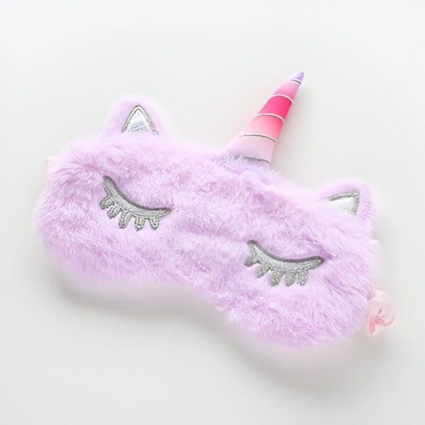 masque-de-sommeil-licorne-doux-en-peluche-1a.jpg Masque de sommeil licorne en peluche lilas avec des cils brodés gris et une corne rose et argentée sur fond blanc. Idéal pour un sommeil doux et paisible., 45501057270015 | Licorne Shop