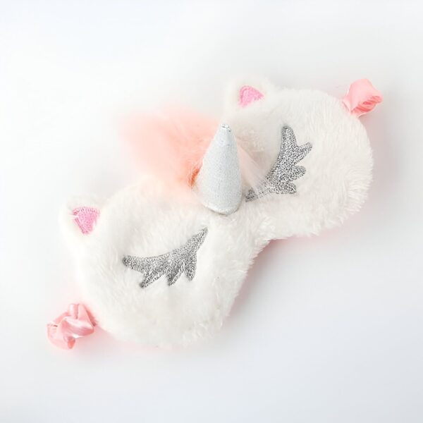 masque-de-sommeil-licorne-doux-enfant-1a.jpg Masque de sommeil en forme de licorne blanche avec crinière rose et détails argentés. Accessoire confortable pour une nuit paisible. Idéal pour les amoureux des licornes et un sommeil réparateur., 45501052911871 | Licorne Shop