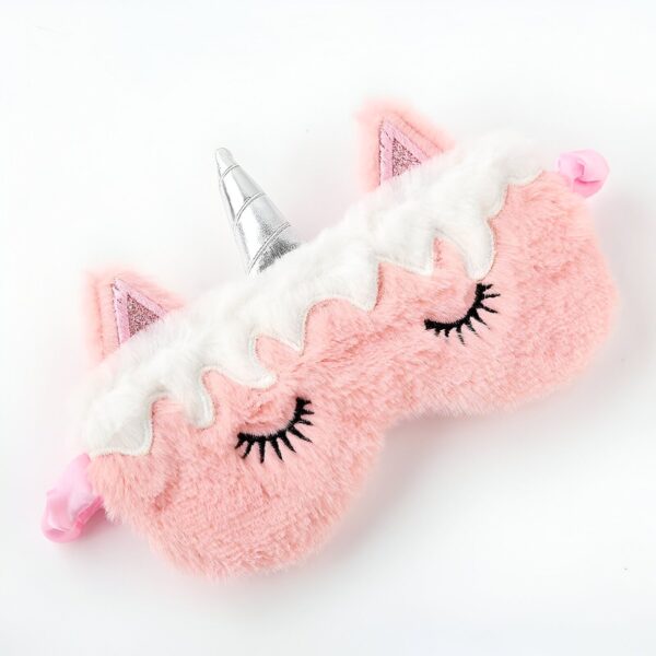 masque-de-sommeil-licorne-pusheen-doux-et-ajustable-1a.jpg Masque de sommeil rose en forme de licorne avec une corne argentée, des oreilles pailletées et des cils brodés. Accessoire de nuit doux et amusant pour un sommeil réparateur. Idéal pour les enfants et les adultes. Confortable et mignon., 45501053436159 | Licorne Shop
