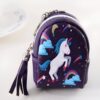 mini-sac-porte-cles-licorne-bleu-marine-1a.jpg Mini sac à dos violet avec un motif de licorne blanche, arc-en-ciel, nuages et étoiles. Il a une fermeture éclair blanche et un porte-clés à pompon violet., 45501182411007 | Licorne Shop