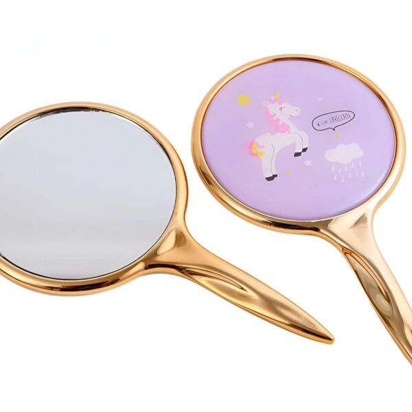 miroir-de-maquillage-licorne-led-portable-1a.jpg Deux miroirs à main ronds dorés. L'un est un miroir standard et l'autre a un motif de licorne sur un fond lavande., 45501072867583 | Licorne Shop