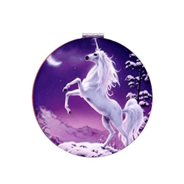 miroir-de-poche-licorne-avec-miroir-grossissant-1a.jpg Miroir de poche rond. Un licorne blanc se cabre sur un paysage enneigé avec des sapins et une lune dans le ciel violet., 45501073359103 | Licorne Shop