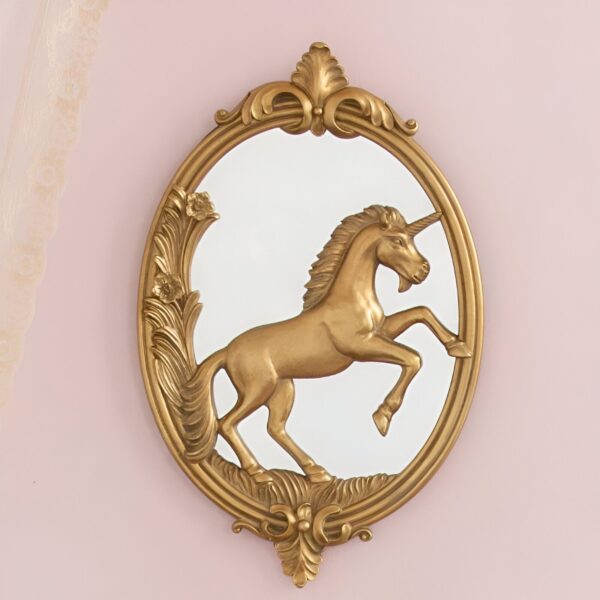 Miroir ovale doré avec un motif de licorne cabrée. Décoration murale élégante et féerique pour chambre d'enfant ou intérieur original. Réflection et sculpture dorée., 45501075685631 | Licorne Shop