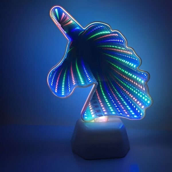 Lampe LED en forme de licorne avec un effet tunnel infini. Décoration lumineuse avec des lumières bleues, vertes et roses sur un fond bleu foncé. Éclairage d'ambiance original., 45501075259647 | Licorne Shop