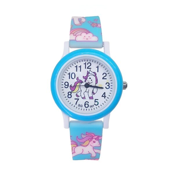 montre-enfant-licorne-bleue-pour-apprendre-l-heure-1a.jpg Montre pour enfant avec un bracelet bleu clair décoré de motifs de licornes et d'arcs-en-ciel. Le cadran est blanc avec un contour bleu. Au centre du cadran, une licorne. Les chiffres sont clairement visibles., 45501128573183 | Licorne Shop