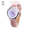 montre-fille-licorne-rose-fantaisie-1a.jpg Montre-bracelet Think-Unicorn avec bracelet en cuir rose. Cadran nacré avec motif tourbillonnant bleu et rose. Petite silhouette de licorne à 12 heures., 45501318758655 | Licorne Shop