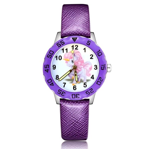 montre-licorne-a-bracelet-cuir-violet-1a.jpg Montre pour enfant avec un bracelet violet et un cadran illustrant une licorne. Accessoire fantaisie pour filles. Indication de l'heure ludique., 45502378148095 | Licorne Shop