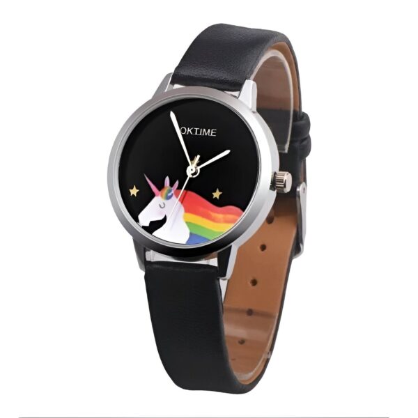 montre-licorne-arc-en-ciel-noir-1a.jpg Une montre noire avec un bracelet en cuir noir. Le cadran de la montre est rond et noir avec une image de licorne arc-en-ciel.