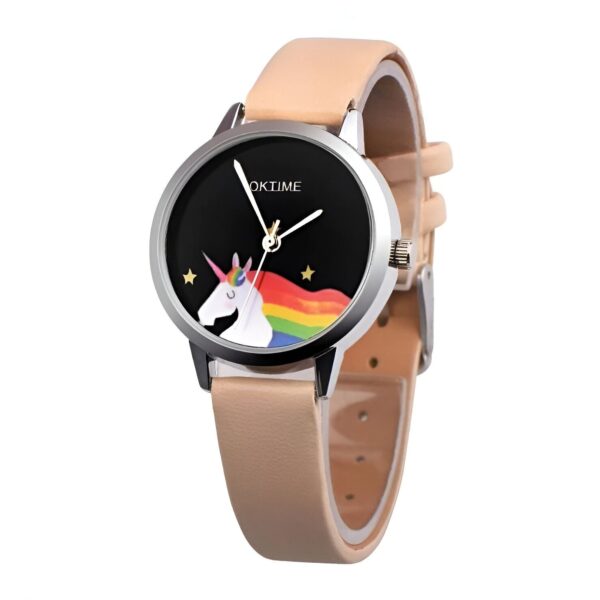Une montre analogique avec un bracelet en cuir beige et un cadran noir avec une licorne arc-en-ciel.