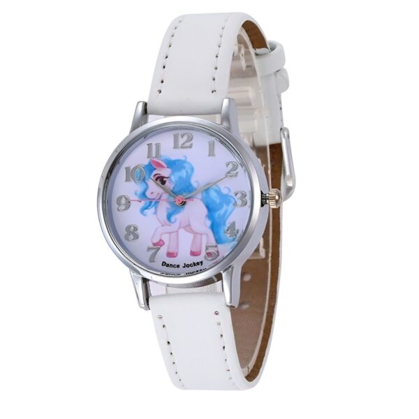 montre-licorne-blanche-pour-fille-1a.jpg Une montre blanche avec un bracelet en cuir blanc et un cadran rond avec une image de poney.