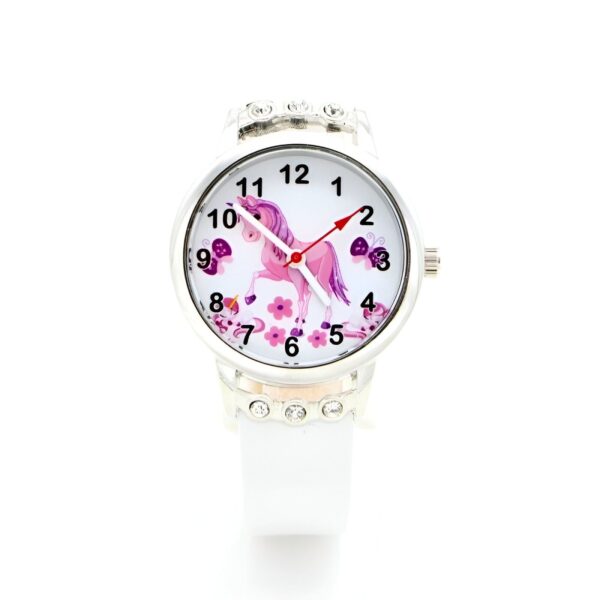 montre-licorne-chic-blanc-2a.jpg Une montre blanche avec un bracelet en cuir blanc. Le cadran de la montre est rose et blanc avec une image de licorne et de fleurs.