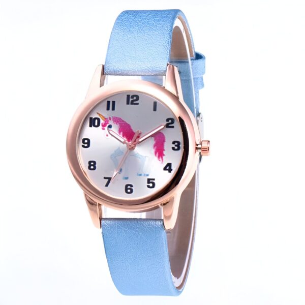 montre-licorne-cuir-bleu-1a.jpg Une montre analogique à quartz avec un bracelet en cuir bleu et un cadran rond avec une image de licorne.
